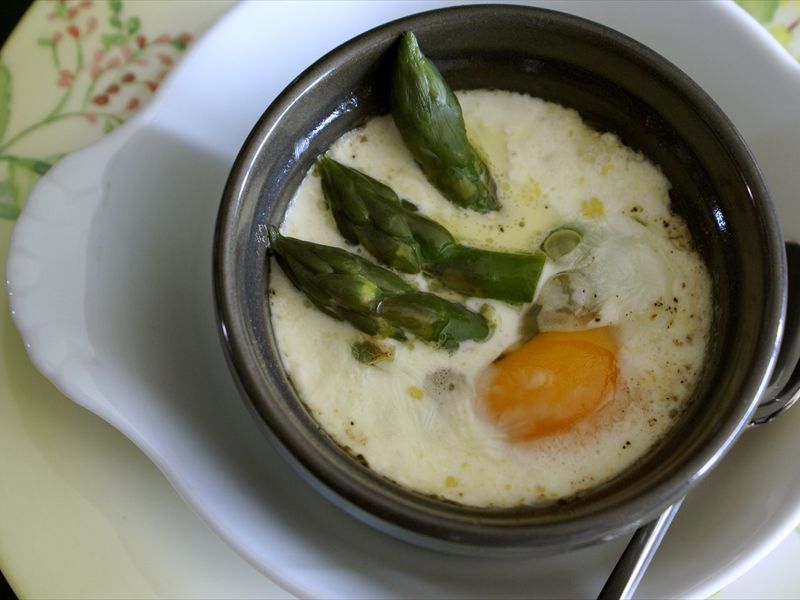 Oeufs cocotte aux pointes d'asperges<br/>